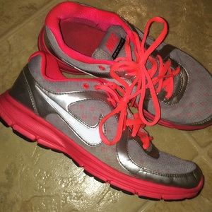 Nike Air relentless size 7.5 silver neon